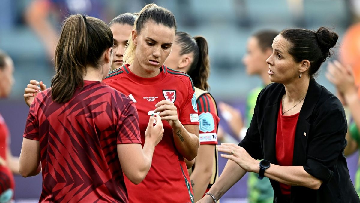 Trainerin Rhian Wilkinson (r.) mit Spielerinnen