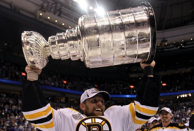 
                <strong>Dennis Seidenberg</strong><br>
                2011 tritt Dennis Seidenberg in die Fußstapfen von Uwe Krupp. Mit den Boston Bruins setzt er sich im Playoff-Finale gegen die Vancouver Canucks durch.
              