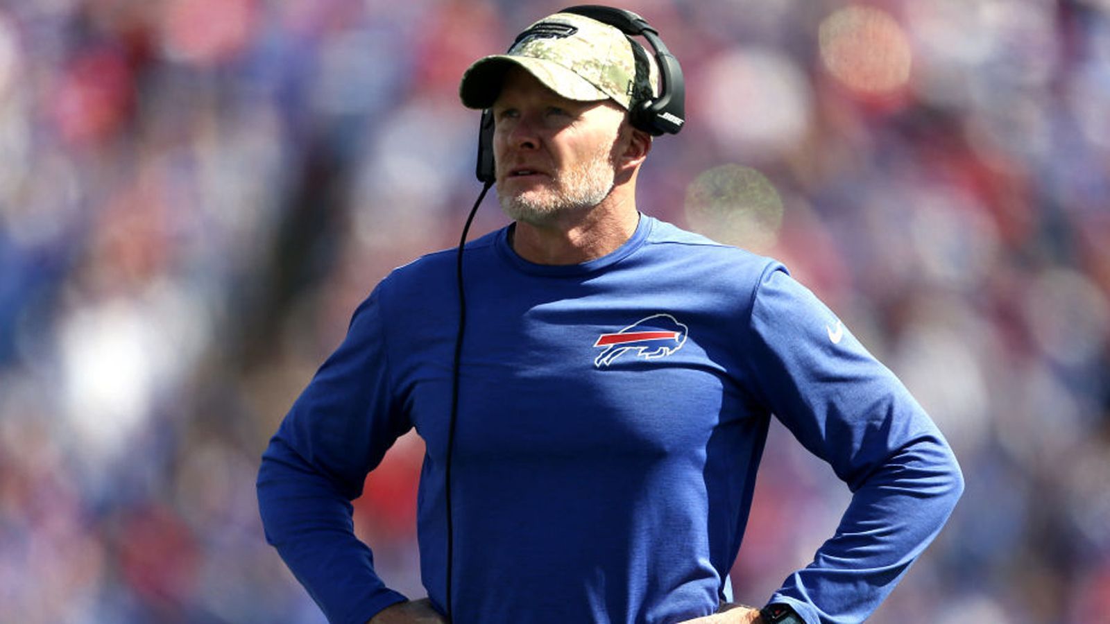 
                <strong>Verlierer: Sean McDermott (Buffalo Bills)</strong><br>
                Der Head Coach der Buffalo Bills traf beim letzten Play gegen die Tennessee Titans die falsche Entscheidung. Statt mit einem Field Goal für den sicheren Ausgleich zu sorgen und in die Overtime zu gehen, ließ er Josh Allen von knapp drei Yards aus einen Quarterback-Sneak (zum Video) versuchen – eine fragwürdige Entscheidung. Das Ergebnis: Allen wurde deutlich vor der Endzone gestoppt, und die Bills verloren das Spiel.
              