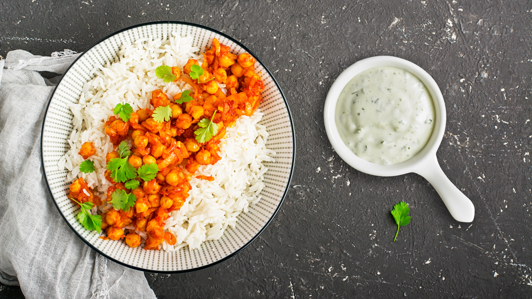 Mit diesem gebratenen Reis mit frischer Minz-Joghurt-Sauce tust du dir und einem Körper etwas Gutes.