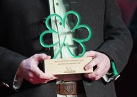 Preisträger hält einen Grünen Stern für nachhaltiges Kochen während der Verleihung der Michelin-Sterne 2024 454502068