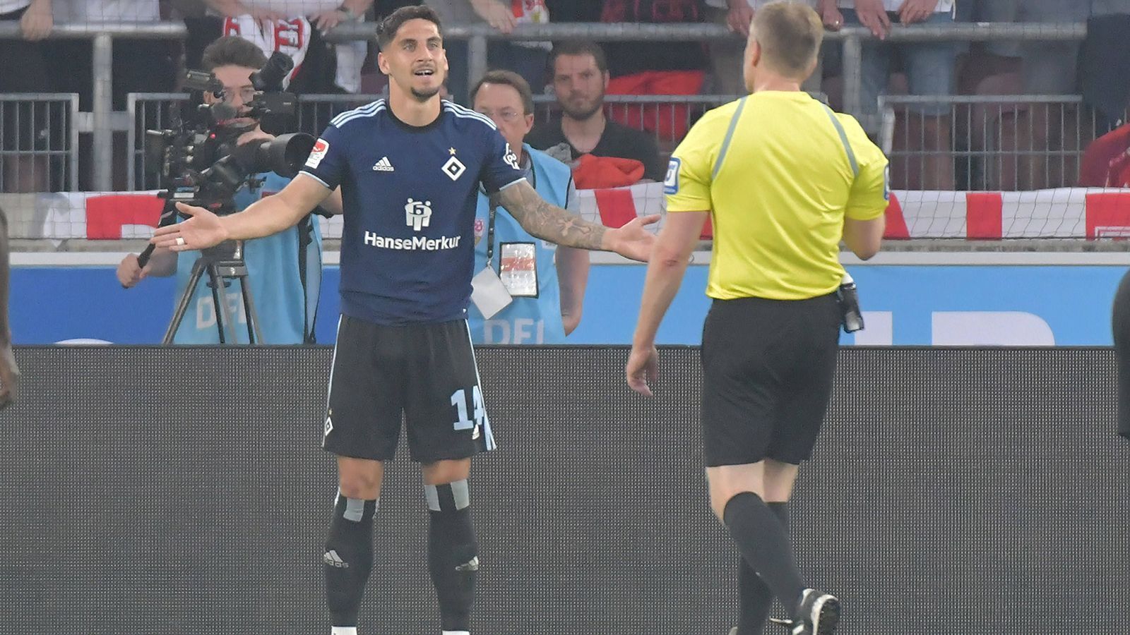 
                <strong>Ludovit Reis (Hamburger SV)</strong><br>
                Verschuldet durch ein unnötiges Foul den Elfmeter, den Heuer Fernandes aber hält. Steht zu dem Zeitpunkt schon bei Gelb und damit am Rande eines Platzverweises. Steuert wenig Akzente zum HSV-Spiel bei, auch defensiv mit einem löchrigen Auftritt. Geht nach einer Stunde vom Platz. ran-Note: 5
              