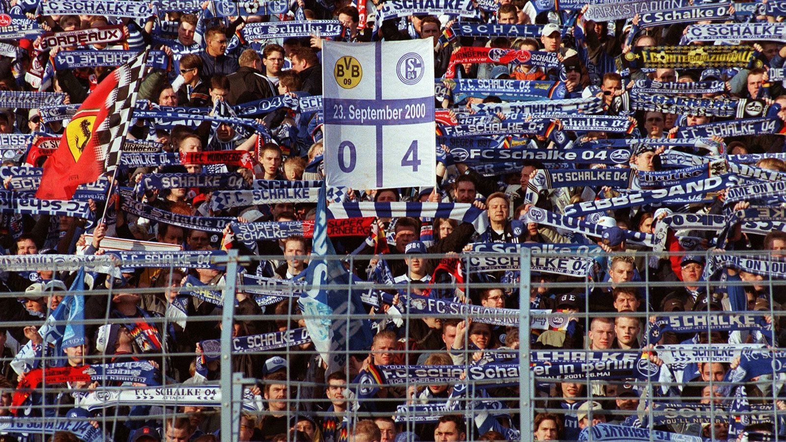 
                <strong>Herbe Klatsche für den BVB</strong><br>
                Im September 2000 demütigt Schalke den BVB im Dortmunder Westfalenstadion - 4:0 heißt es am Ende für die "Königsblauen". S04-Legende Olaf Thon erlaubte sich sogar, ein Trikot des Erzrivalen überzustreifen. Die Schalker feierten den Sieg lange.
              