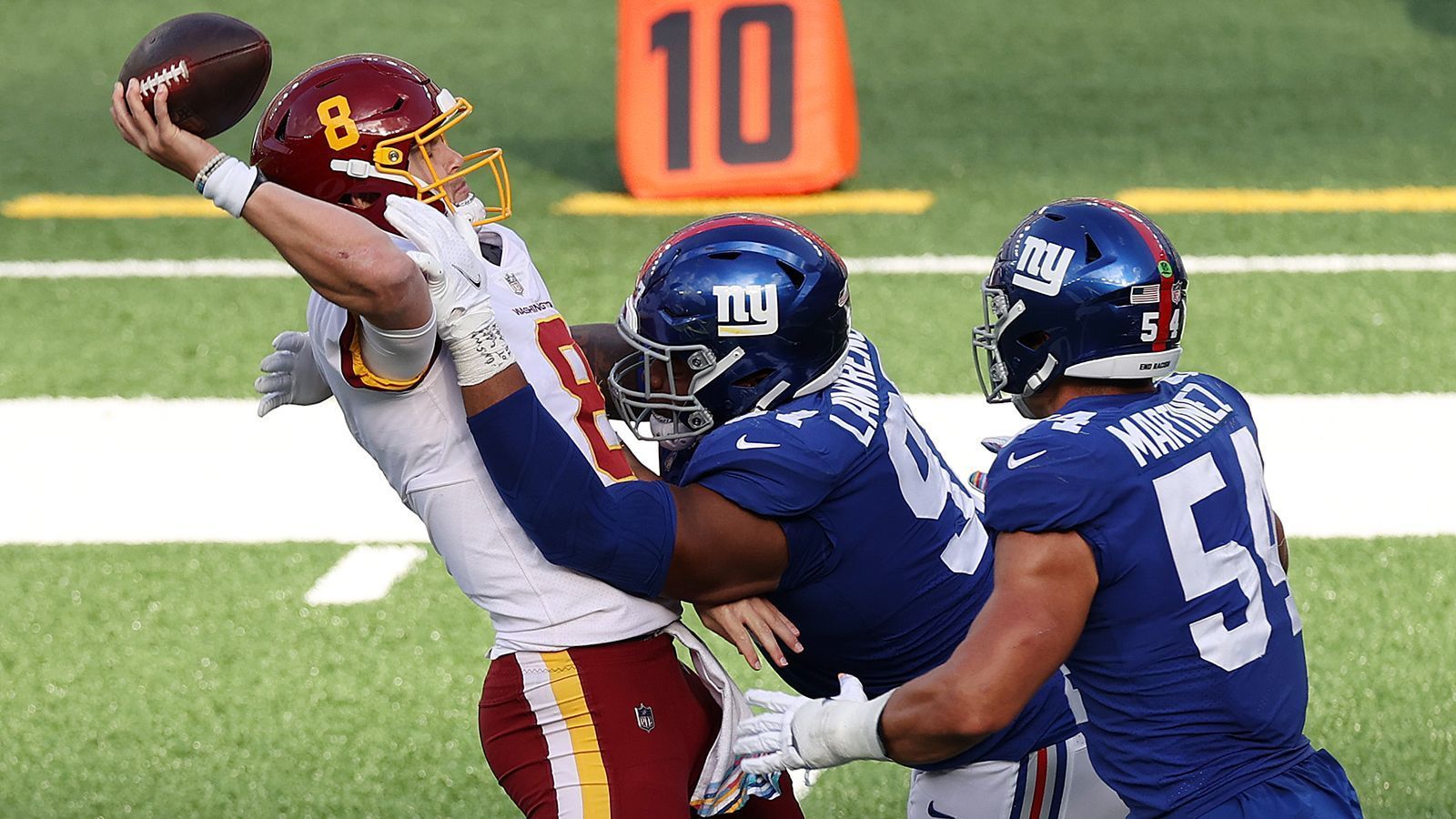 
                <strong>Verlierer: Die Two-Point-Conversion</strong><br>
                Irgendwie war es nicht das Wochenende der Two-Point-Conversions. Den wohl entscheidendsten Versuch gab es beim Spiel des Washington Football Teams gegen die New York Giants. 36 Sekunden vor Schluss ging Quarterback Kyle Allen beim Stand von 19:20 gegen sein Team für die zwei Punkte und warf den Ball schließlich unter Druck weg. Auch die Houston Texans gingen bei 36:29-Führung kurz vor Schluss für zwei Punkte. Deshaun Watsons Pass wird durch die Titans entscheidend abgefälscht. Bei den Philadelphia Eagles ging Carson Wentz bei 28:30 für die Ravens für zwei Zähler und wird kurz vor der Endzone gestellt. Auch die Patriots vergaben eine Two-Point-Conversion als Newton gesackt wurde.
              