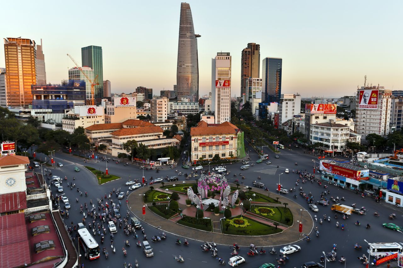 Ho-Chi-Minh-Stadt: Früher als Saigon bekannt, ist die Stadt Vietnams Wirtschafts- und Handelszentrum mit einem bedeutenden Hafen. 2022 zählt sie bereits 8,84 Millionen Einwohner:innen.