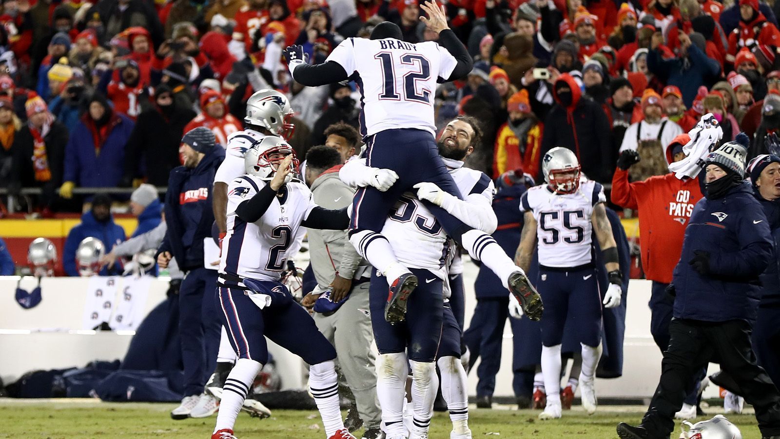 
                <strong>New England Patriots @ Kansas City Chiefs (37:31 OT, 21. Januar 2019, AFC Championship Game)</strong><br>
                "Mal hat man Glück, mal hat man Pech, mal hat man Gand ..." - okay, lassen wir das. Die Overtime-Regel wurde nach dem Spiel zwischen den Chiefs und den Bills viel diskutiert. Die Chiefs hatten den Münzwurf auf ihrer Seite und durften feiern. Dabei wussten Patrick Mahomes jedoch, wie es sich für die Bills anfühlen muss, nicht mehr zum Zug zu kommen. So erging es ihnen nämlich 2019 gegen die New England Patriots. Die Chiefs konnten zwar die Overtime erzwingen, verloren aber den Münzwurf und mussten zusehen, wie Tom Brady sein Team 75 Yards über das Feld dirigierte. Ein Touchdown von Rex Burkhead entschied das Spiel. Die Chiefs schrieben daraufhin die NFL an, um die Verlängerungsregel zu revolutionieren. Das Ende ist immer noch offen. 
              