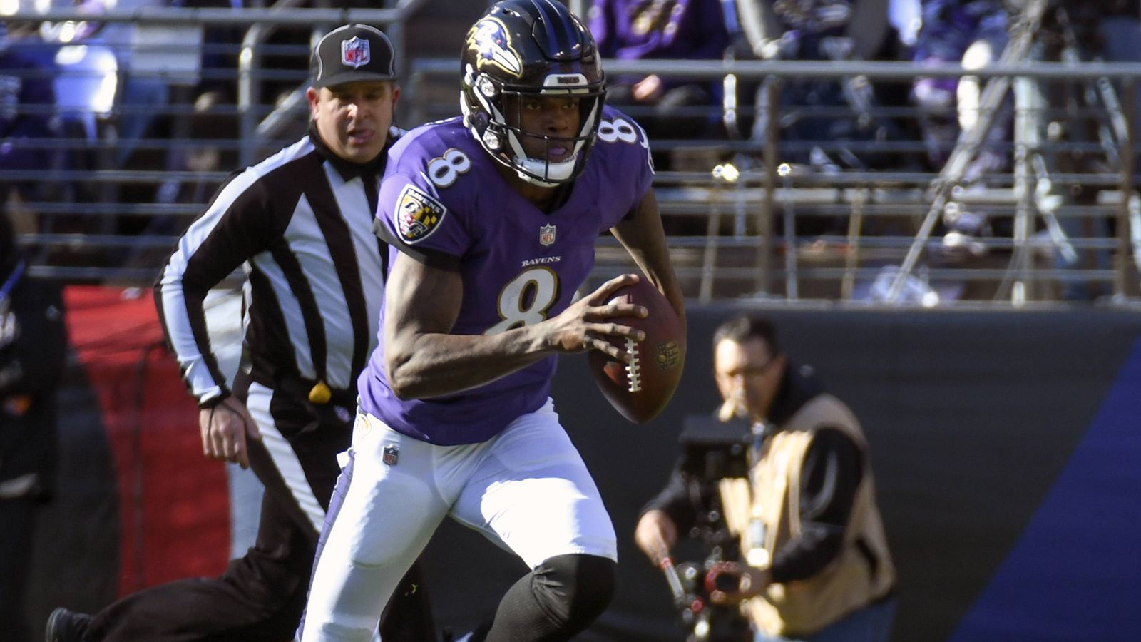 
                <strong>Platz 3: Lamar Jackson (Baltimore Ravens/QBR 45,1)</strong><br>
                Keine Frage: Der Rookie will ein kompletter Quarterback werden, was schon einmal die Grundvoraussetzung ist. Denn das ist er noch lange nicht. Den Starter-Job hat er von Joe Flacco erobert und beeindruckte auch durch sein Laufspiel (695 Yards). Seine Passgenauigkeit (58,2 Prozent) ist aber ein deutliches Problem, ebenso wie seine Konstanz. Aber er plant bereits, sich in der Offseason mit seinen Receivern zu Extra-Einheiten zu treffen.
              