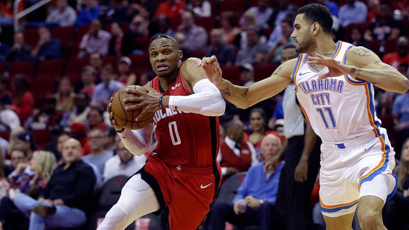 
                <strong>Westen: Houston Rockets (4) vs. Oklahoma City Thunder (5)</strong><br>
                Das Duell zwischen den Houston Rockets und den Oklahoma City Thunder dürfte das emotionalste und ausgeglichenste im Westen sein. Die Vorgeschichte: Vor der Saison wurde Russell Westbrook im Tausch für Chris Paul und mehreren Draft-Picks von Oklahoma nach Houston transferiert. Westbrook ist allerdings verletzungsbedingt angeschlagen. Umso mehr Verantwortung lastet auf James Harden, der mit einem Punkteschnitt von 34,3 der erfolgreichste Scorer der NBA ist. Der deutsche Dennis Schröder von OKC ist nach der Geburt seiner Tochter in die Bubble zurückgekehrt, gilt als einer der besten Bankspieler der Liga. Paul sagt über Schröder: "Mit ihm fehlte uns ein wichtiger Teil. Jetzt sind wir bereit." ran.de-Tipp: Die City Thunder gewinnen mit 4:3.
              