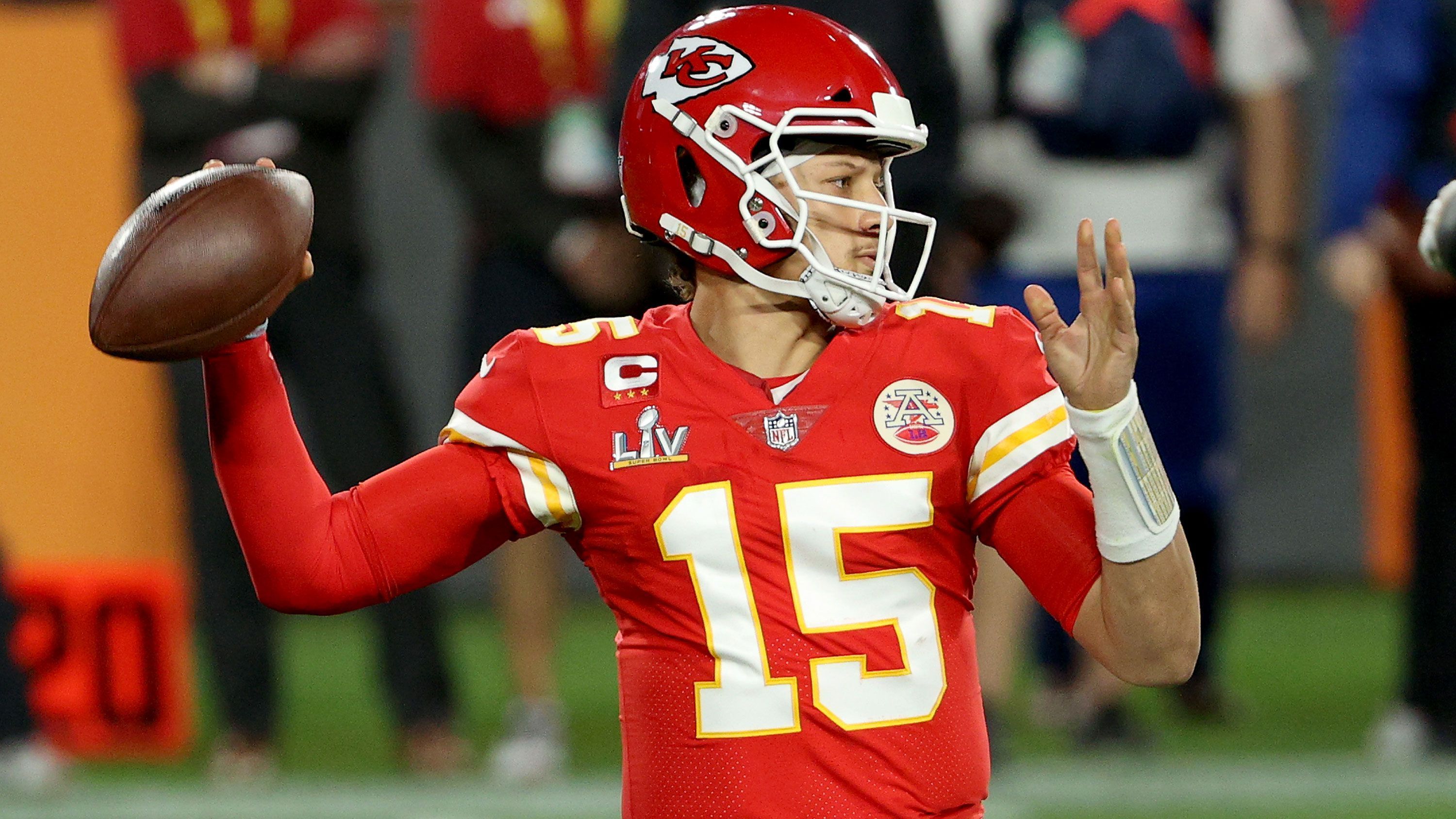 
                <strong>2. Patrick Mahomes (Quarterback, Kansas City Chiefs)</strong><br>
                Star-Quarterback Patrick Mahomes stand mit seinen Kansas City Chiefs im zweiten Super Bowl in Folge. Dort unterlagen sie den Tampa Bay Buccaneers mit 9:31. Dennoch: Ein starker Platz 2 in der Liste der meistverkauften Merchandising-Artikel.
              