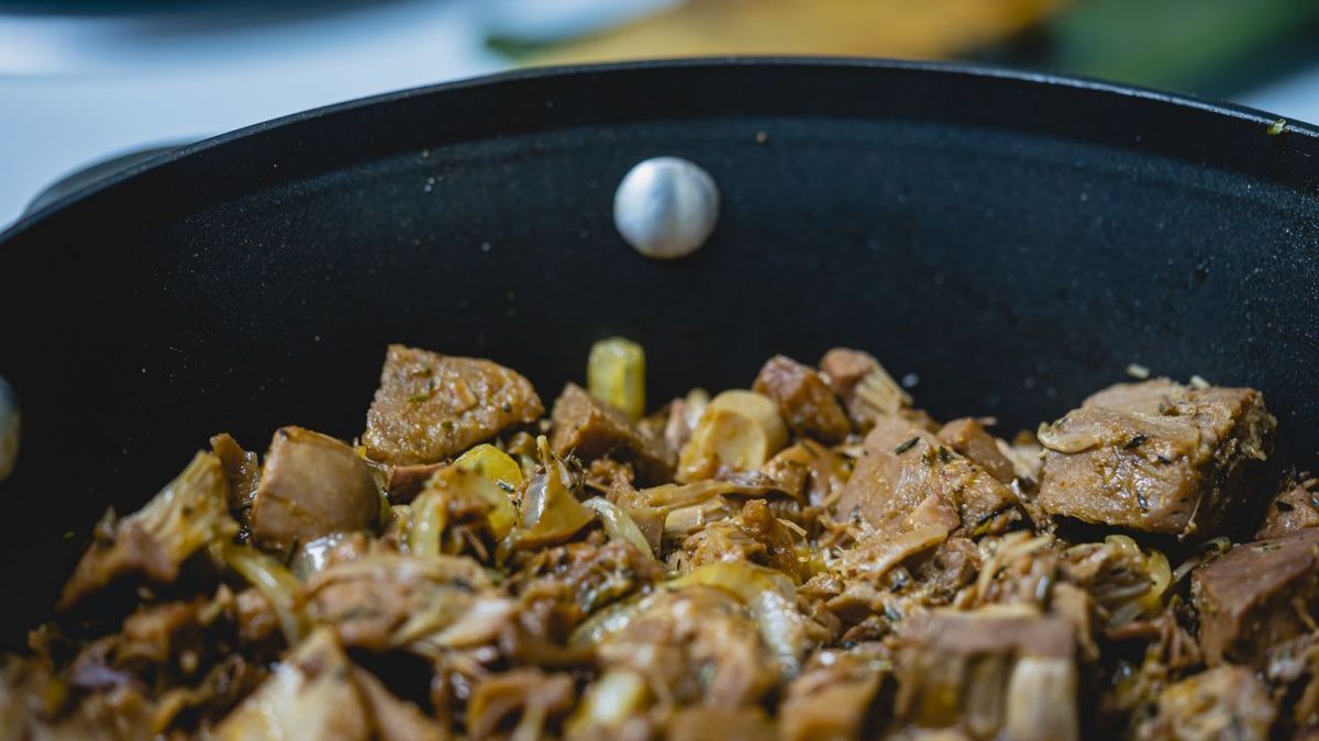 Vegetarisches Gulasch Mit Jackfruit Gettyimages 1179421645