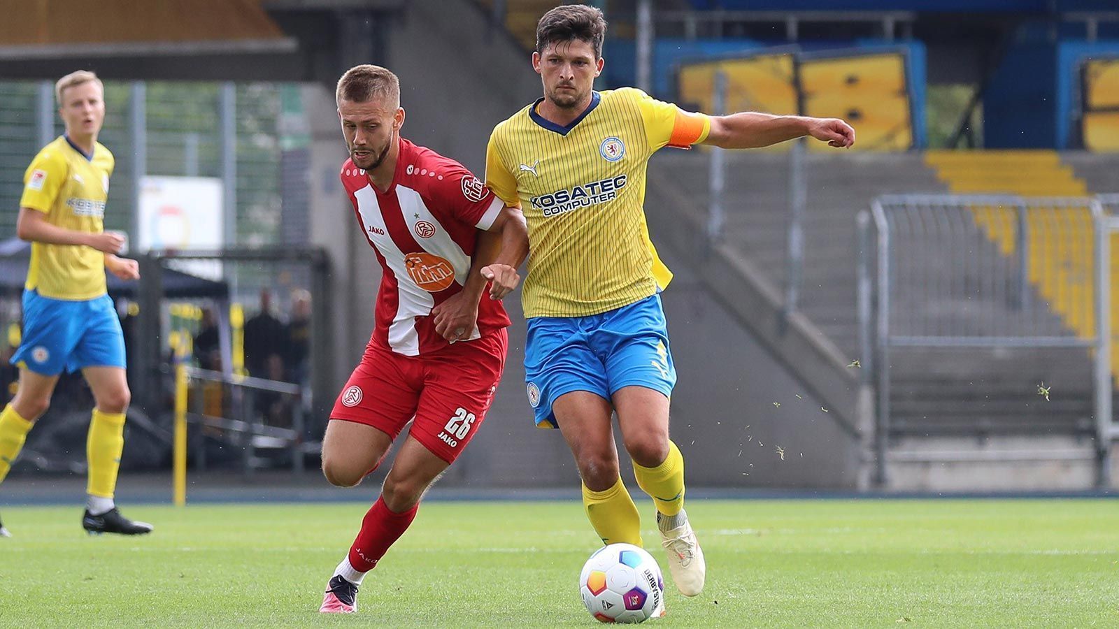 <strong>Eintracht Braunschweig: Jannis Nikolaou</strong><br>
                Jannis Nikolaou heißt der neue Kapitän von Eintracht Braunschweig. Der 29-jährige ist seit 2020 im Verein und zählt zu den Leistungsträgern. Er übernimmt die Kapitänsbinde der "Löwen" von Jasmin Fejzic. &nbsp;
