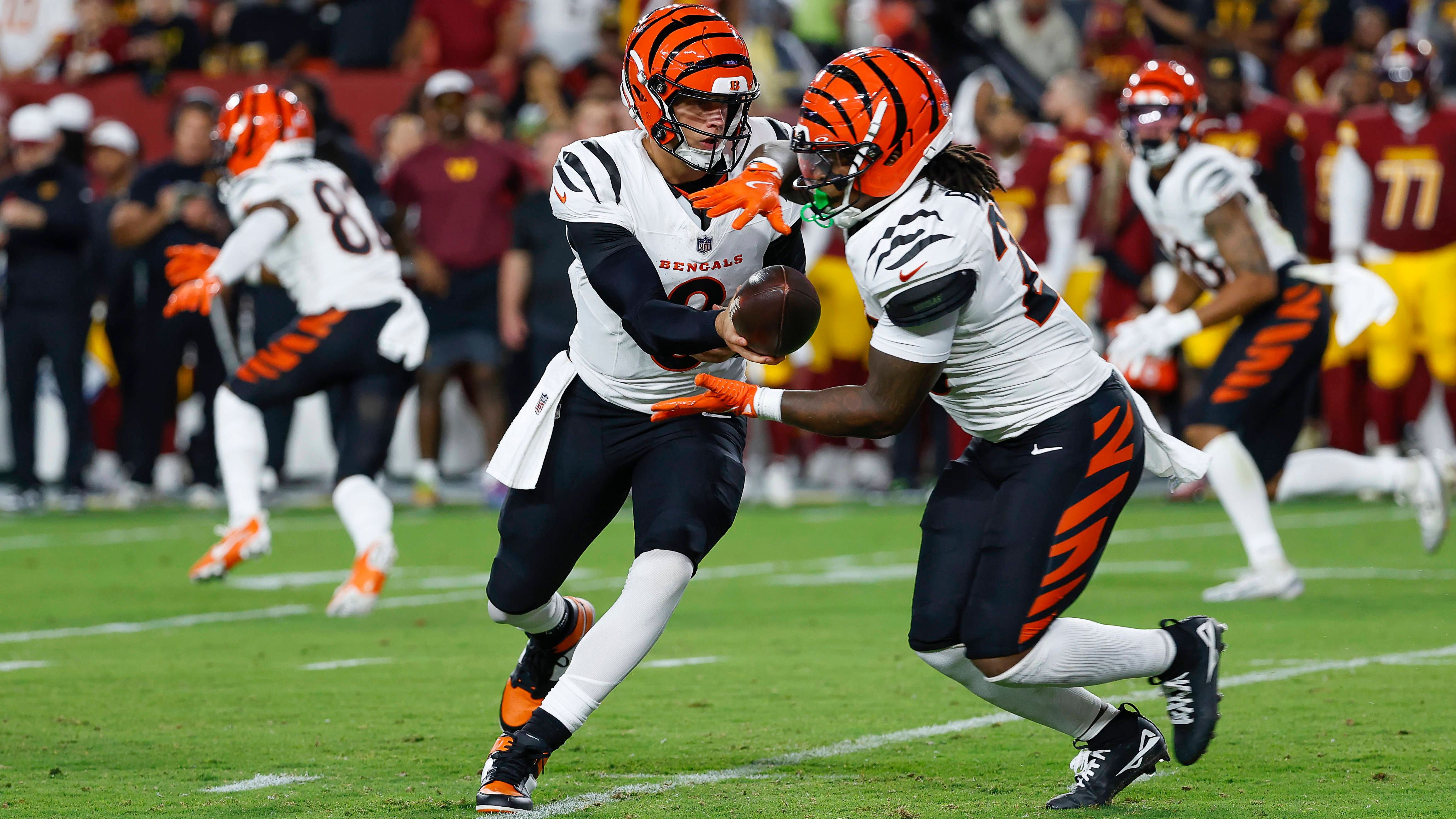 <strong>Cincinnati Bengals</strong><br>Die Defense ist weiterhin ein Problem. Die Verzögerung des neuen Vertrages und damit mangelhafte Vorbereitung von Defense-Star Trey Hendrickson war ein hausgemachtes Problem. Joe Burrow, Ja'Marr Chase und die restlichen Playmaker der Offense funktionierten prächtig. Die O-Line wiederum nicht. Alles wie immer. Aber wenn die Defense so bleibt, werden die Bengals dieses Jahr nicht weit kommen.<br><strong>Note: 4-</strong>