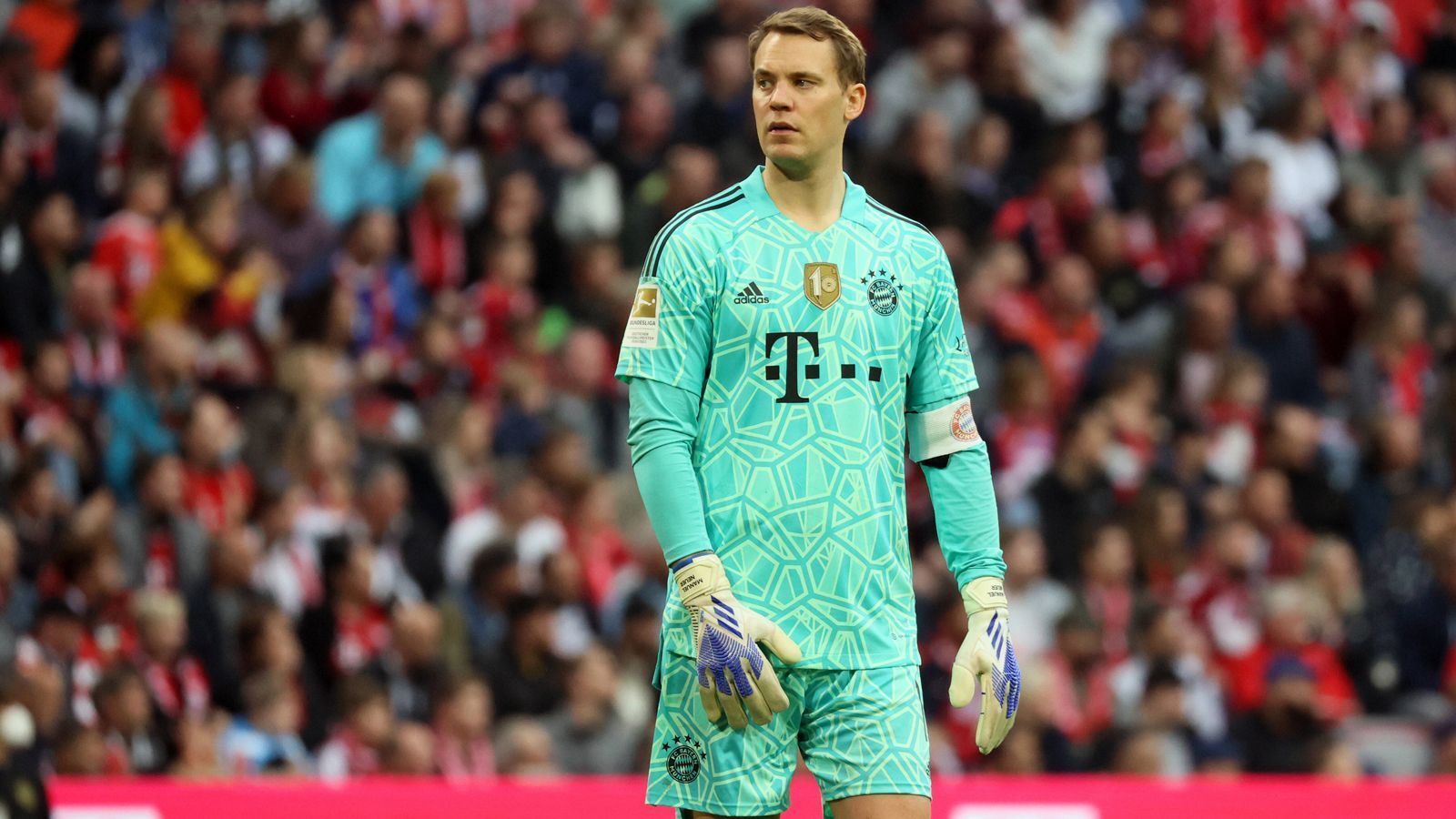 
                <strong>FC Bayern München (Torwarttrikot 2022/2023)</strong><br>
                Auch das neue FCB-Torwarttrikot war beim 2:2-Unentschieden gegen den VfB bei Manuel Neuer und den Münchnern bereits im Einsatz.
              