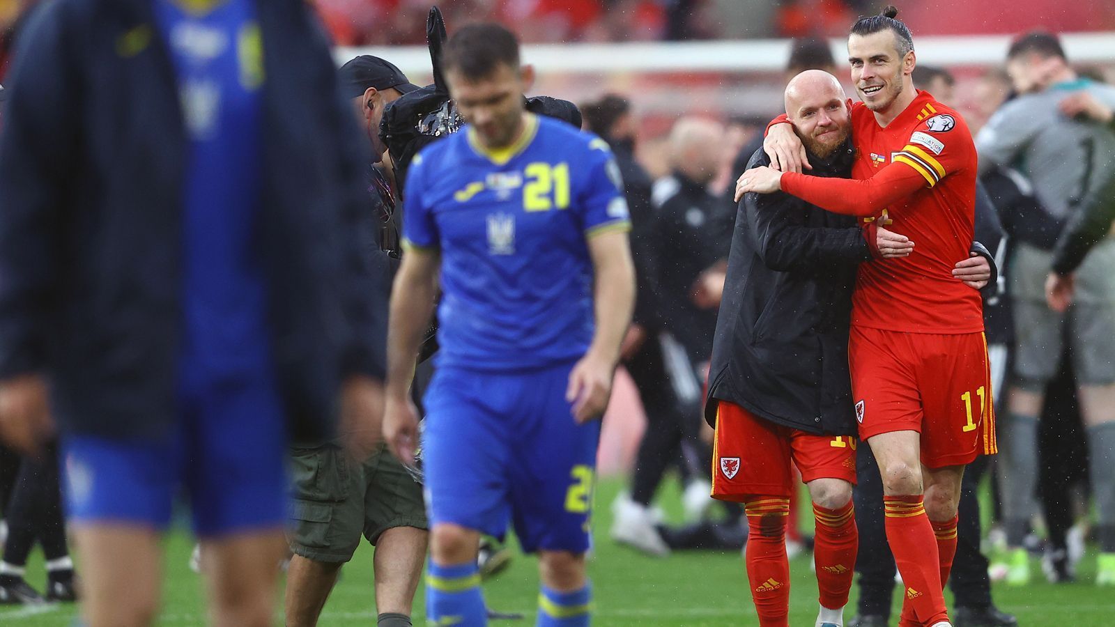 
                <strong>Wales</strong><br>
                Erstmals seit 1958 ist Wales wieder bei einer WM-Endrunde dabei. Die Mannschaft um Superstar Gareth Bale (re.) setzte sich in den Playoffs zunächst gegen Österreich durch (2:1) und im Finale dann auch noch gegen die Ukraine (1:0). Bei der Endrunde bekommen es die Waliser mit England, dem Iran und den USA zu tun.
              