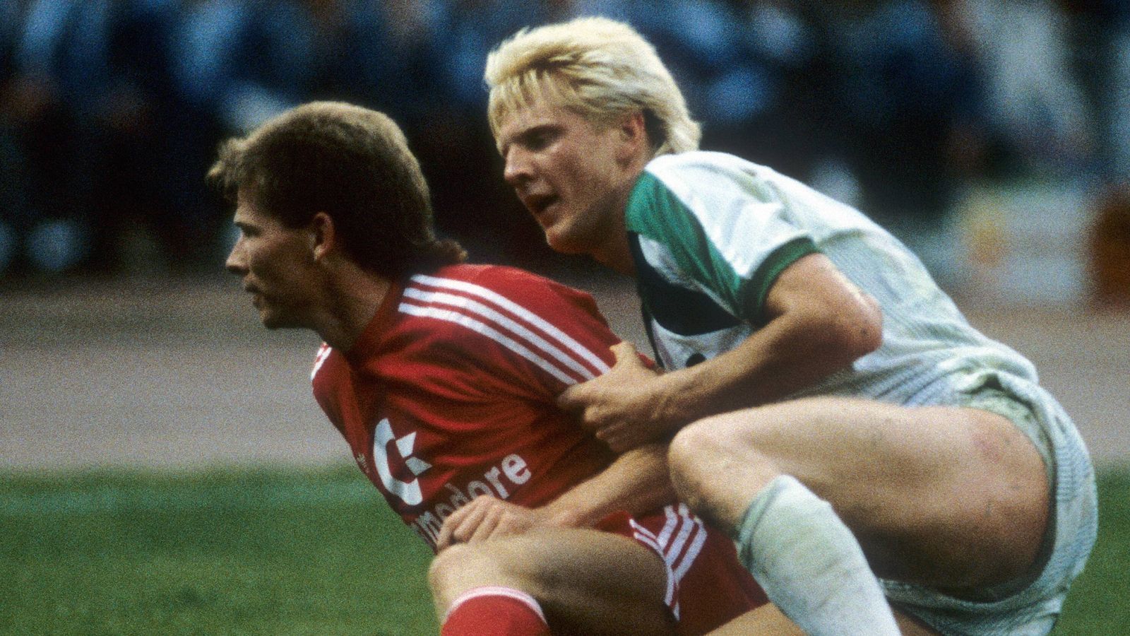 
                <strong>Stefan Effenberg</strong><br>
                Seinen Durchbruch in der Bundesliga feierte Stefan Effenberg 1987 bei der Borussia. Drei Saisons blieb er am Bökelberg, ehe der Blondschopf 1990 zu den Bayern weiterzog. Berauschend lief es dort aber nicht, 1991 blieb der FCB titellos und 1992 rutschten die Bayern als Zehnter und mit drei Trainern in einer Saison sogar in eine echte Krise. Effenberg kehrte über Florenz 1994 nach Gladbach zurück, wo er 1995 den Pokal holte. 1998 ging er erneut zu den Bayern. Die zweite Ära war erfolgreicher, unter anderem mit drei Meisterschaften und dem Champions-League-Sieg 2001.
              