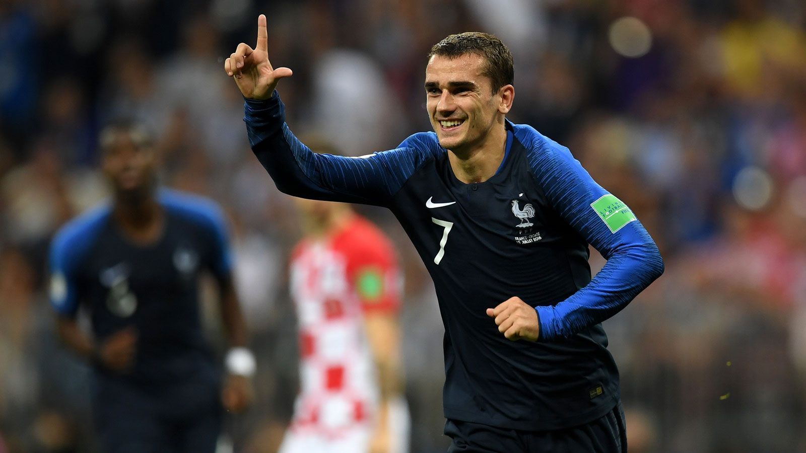 
                <strong>Silver Boot: Antoine Griezmann (Frankreich)</strong><br>
                Der kleine Stürmer der "Equipe Tricolore" kann sich vor Auszeichnungen kaum retten. Dank seines vierten Turniertreffers im Finale schiebt er sich noch auf Platz zwei vor - weil er auch zwei Assists verbucht. Wie Kane trifft er drei Mal per Elfmeter, dazu kommt ein Tor unter gütiger Mithilfe von Uruguays Keeper Fernando Muslera.
              