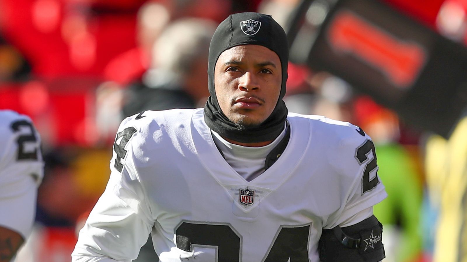 
                <strong>Las Vegas Raiders: Erstrundenpicks entwickeln sich zu Flops</strong><br>
                Die Las Vegas Raiders sorgen einmal mehr mit einer Personalentscheidung für Aufsehen: Vor den Spielen in Week 10 entließ die Franchise aus der Zockerstadt den ehemaligen Erstrundenpick Johnathan Abram. Die Entscheidung gegen den Safety kam überraschend, da die Raiders zuletzt mit Problemen in der Defensive zu kämpfen hatten. Abram setzt damit die Liste der jüngsten Draft-Fehlschläge der Raiders fort. Vor allem Spieler, die in der ersten Draftrunde ausgewählt wurden, scheinen der Franchise keine große Hilfe zu sein …
              