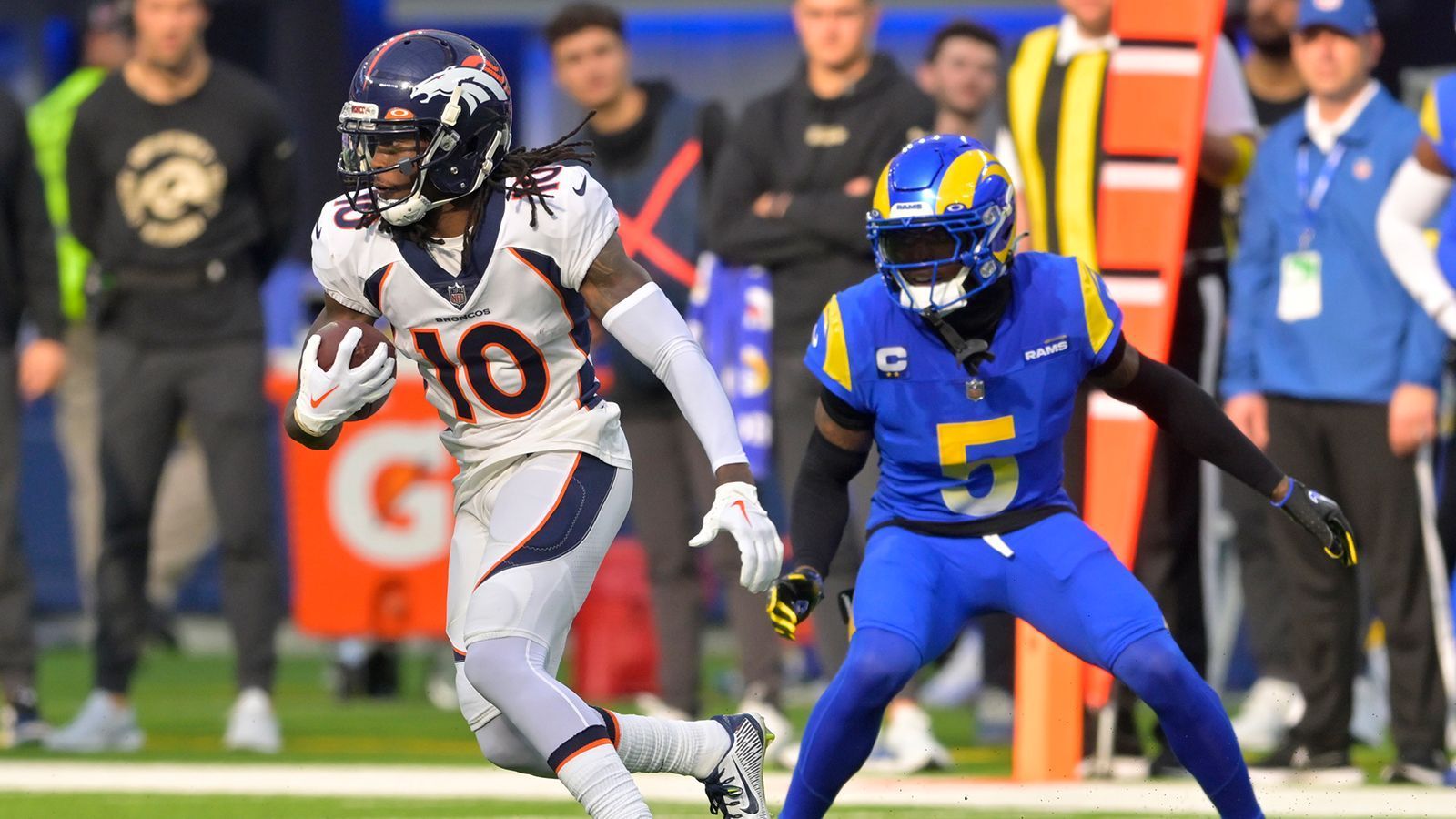 
                <strong>Platz 13: Denver Broncos</strong><br>
                &#x2022; Starter: Jerry Jeudy, Courtland Sutton, Tim Patrick <br>&#x2022; Backups: Marvin Mims Jr., Marquez Callaway, KJ Hamler<br>In der zurückliegenden Saison verfolgte die Broncos-Receiver das Verletzungspech. Tim Patrick und Courtland Sutton ackern auf den Außenbahnen mit ihrer Physis und ihren Catching-Fähigkeiten, Jerry Jeudy zeigt immer wieder gutes Route Running und läuferische Fähigkeiten nach dem Passfang. Dahinter können, je nach Spielsituation, die schnellen KJ Hamler und Marvin Mims Jr. oder der drahtige Marquez Callaway eingesetzt werden. Bleiben die Broncos-Receiver gesund, dürften sie sich schnell in die Top-10 vorarbeiten.  
              