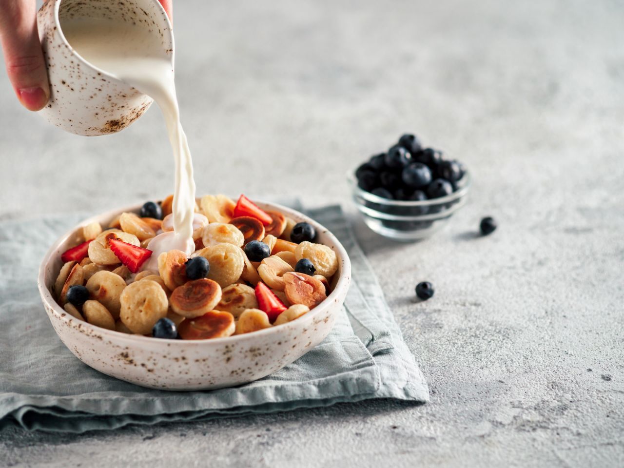 Beerenstarkes Traumpaar: Kombiniere als Topping Erdbeeren und Heidelbeeren.