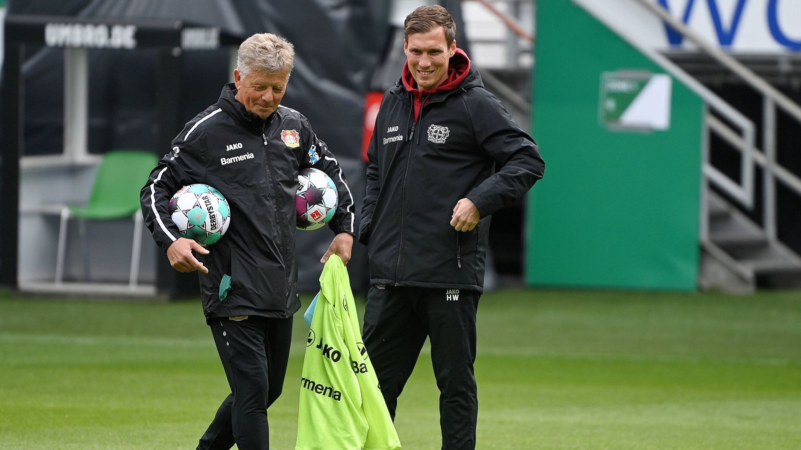 
                <strong>Bayer Leverkusen</strong><br>
                Parallel zu seiner Aufgabe für den Deutschen Fußball-Bund ergaben sich für Hermann in der jüngeren Vergangenheit mehrere Gelegenheiten, kurzfristig bei Klubs als Co-Trainer einzuspringen. Von März 2021 bis zum damaligen Saisonende assistierte er etwa Hannes Wolf (r.) bei Bayer Leverkusen. Mit drei Siegen, drei Unentschieden und zwei Niederlagen beendete Bayer die Bundesliga-Saison unter dem Interims-Duo Wolf/Hermann damals noch auf dem einigermaßen versöhnlichen Platz 6.
              