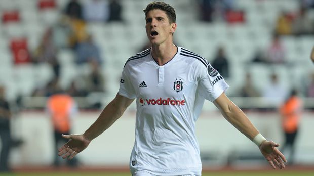 
                <strong>Mario Gomez ballert sich zu Deutschlands Top-Stürmer</strong><br>
                Mario Gomez scheint endlich angekommen zu sein. Seit seinem Wechsel auf Leihbasis im Sommer zu Besiktas zeigt sich der Angreifer in Topform. In der Türkei führt der 30-Jährige die Torschützenliste nach neun Spieltagen an und könnte die Lücke auf der Sturmposition der deutschen Nationalmannschaft schließen. "Endlich", wird der Torjäger wohl sagen, denn ...
              