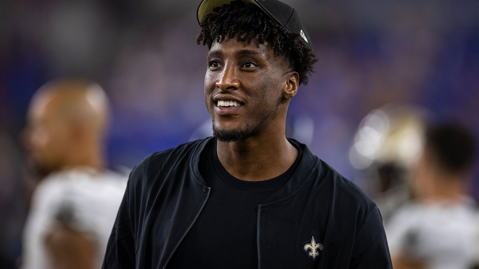 
                <strong>Michael Thomas (New Orleans Saints)</strong><br>
                Die Leidenszeit für Michael Thomas ist vorbei. Nachdem er zu Beginn des Training Camps noch auf die PUP-Liste stand und nicht voll mit trainieren durfte, ist der Wide Receiver inzwischen wieder ohne Einschränkung dabei. Und nach den Verletzungsquerelen der vergangenen Jahre - seit 2020 hat Thomas nur sechs Spiele bestritten - scheint er wieder ganz der Alte. US-Beobachter attestieren ihm spektakuläre Trainings-Catches, in denen Thomas auch die eigenen Cornerbacks reihenweise alt aussehen lässt.
              