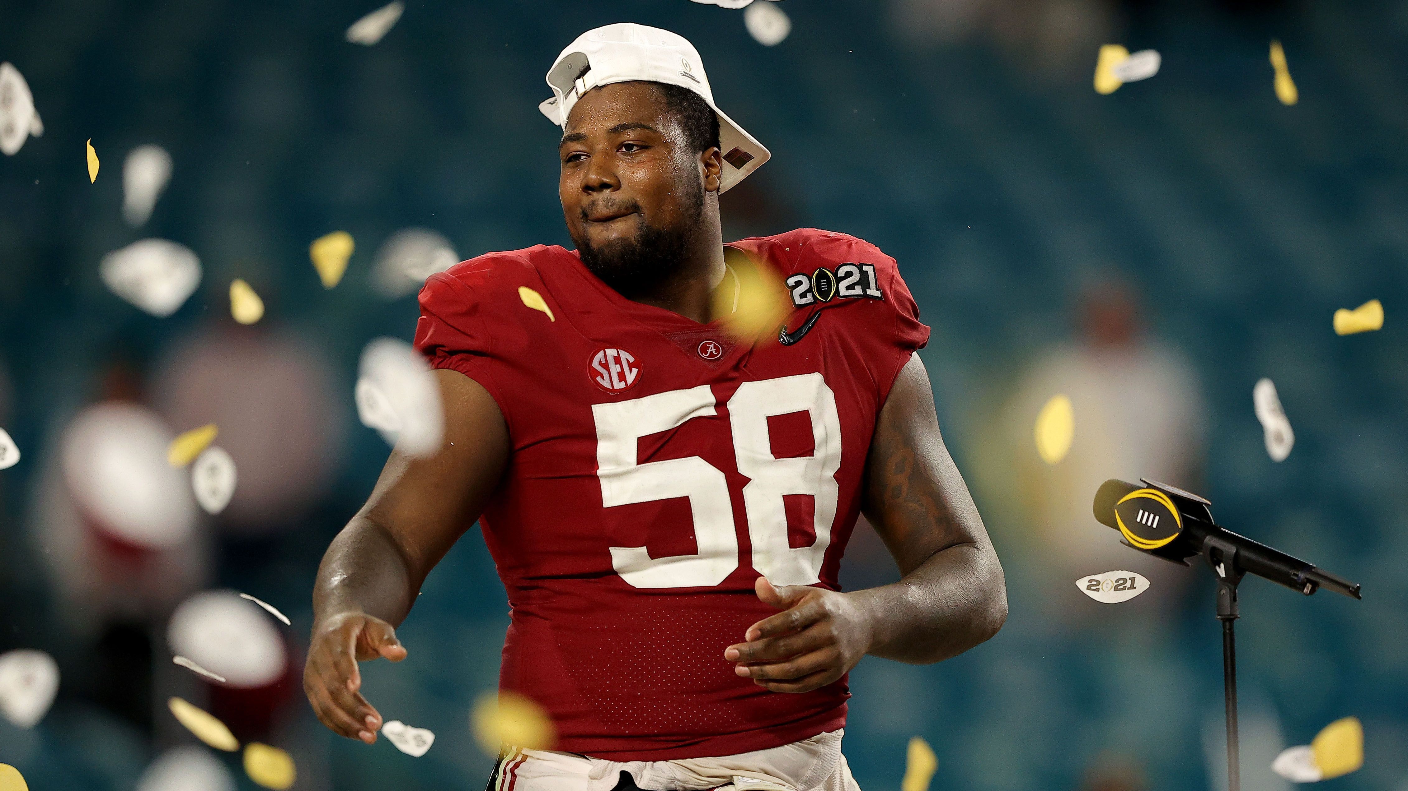 
                <strong>Defensive Tackle Christian Barmore (Alabama)</strong><br>
                Auch in der Defensive war es ein dominanter Auftritt der Alabama Crimson Tide. Die Front Seven stoppte immer wieder den gegnerischen Lauf, in der Secondary ließen sich die Safeties und Cornerbacks - anders als die Clemson Tigers im Halbfinale - nur selten schlagen. Als Defensiv-MVP wurde daher Tackle Christian Barmore ausgezeichnet, der auf einen Sack und zwei Tackles für Raumverlust kam. Als Sophomore wird Barmore auch im kommenden Jahr noch am College spielen.
              