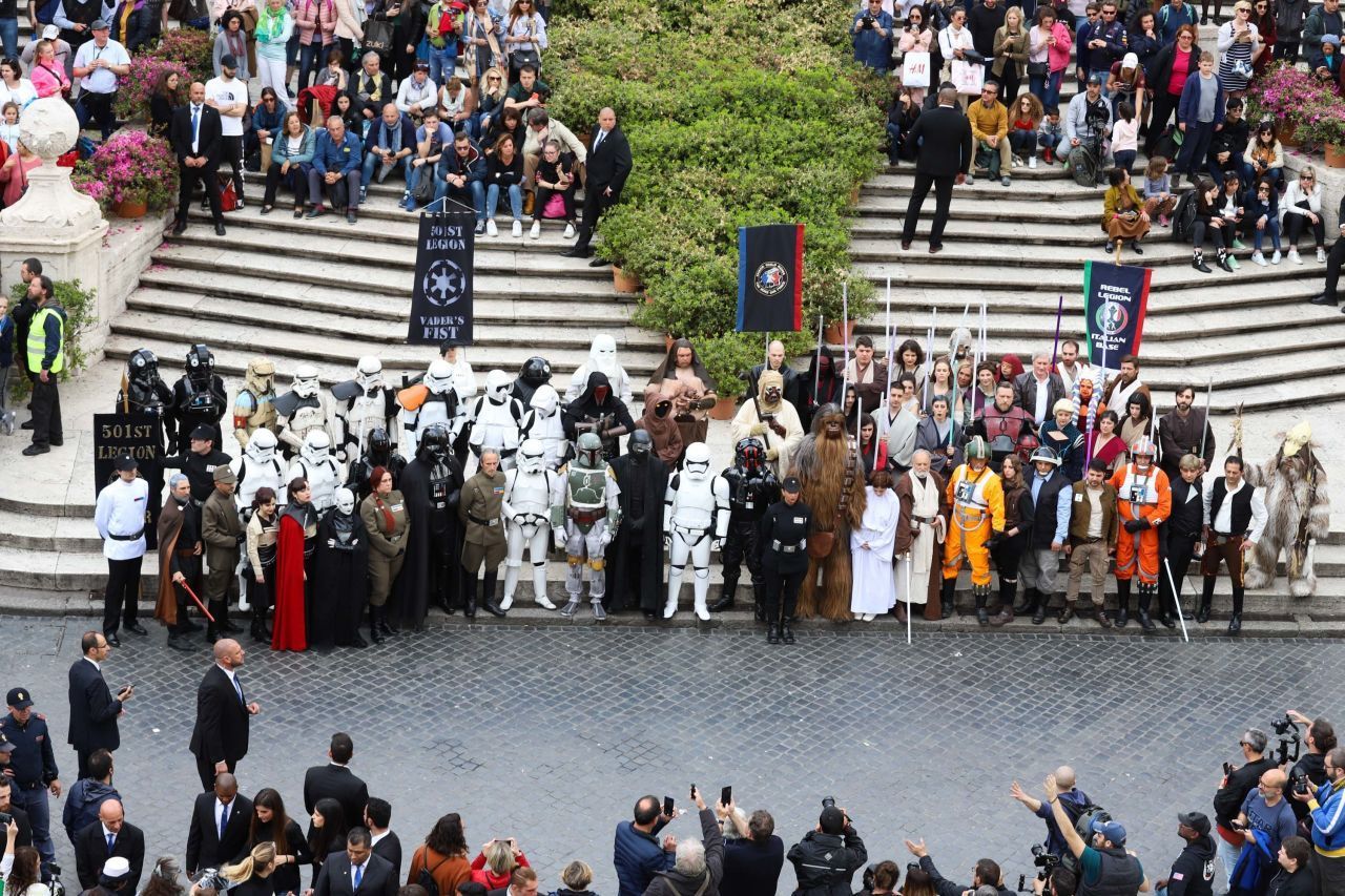 Die spinnen, die Römer! Ein Beispiel: 2019 stellten "Star Wars"-Fans die letzte Szene von "Episode IV" nach - mitten in Rom!