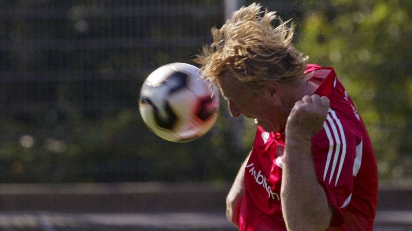 
                <strong>1. "Kopfballungeheuer" Hrubesch wechselt sich selber ein</strong><br>
                In den vergangenen Wochen fehlte dem HSV vor allem ein Knipser, der verlässlich trifft. Selbst Simon Terodde hat an Treffsicherheit eingebüßt. Was liegt also näher, als das Hrubesch sich einfach selber einwechselt? Mit seinen 70 Jahren bringt er zwar nicht mehr die nötige Fitness mit. Er dürfte aber noch dazu in der Lage sein, sich einfach in den gegnerischen Strafraum zu stellen und den Ball hinein zu köpfen. Als Vorlagengeber könnte er seinen alten Buddy Manfred Kaltz dazu holen. Hrubesch sagte damals zum Erfolgskonzept des HSV: "Manni Bananenflanke, ich Kopf, Tor!" Das sollte auch jetzt noch irgendwie klappen.
              