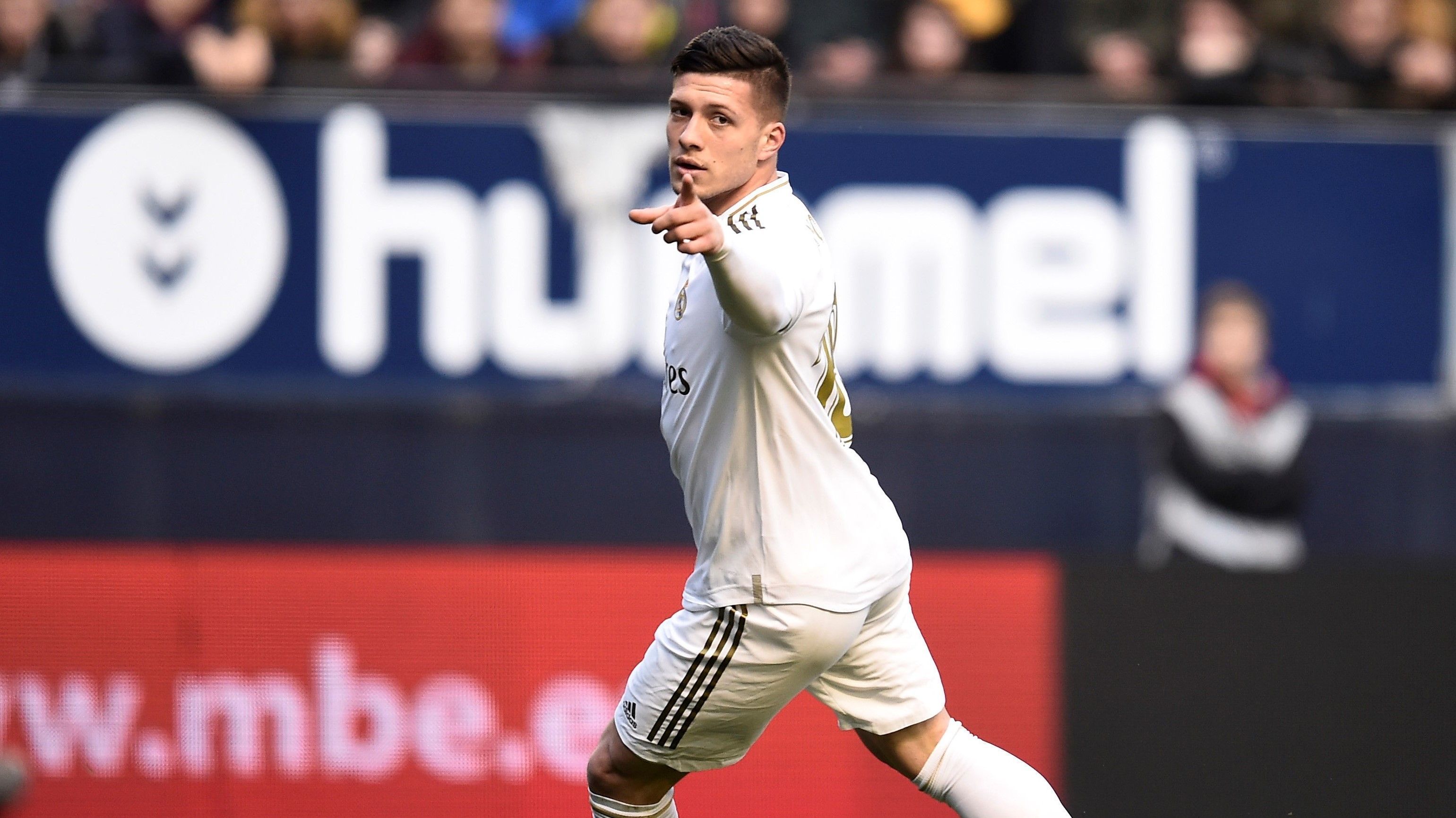 
                <strong>Luka Jovic (Real Madrid)</strong><br>
                Messi: "Ein magischer Spieler, der das Unmögliche möglich macht."
              