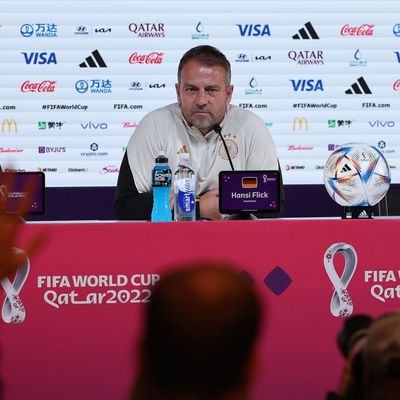 Bundestrainer Hansi Flick sitzt bei der Pressekonferenz vor dem Spanien-Spiel alleine vor Journalisten.