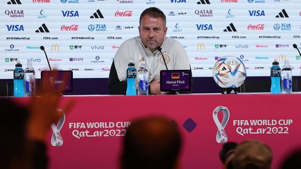 Bundestrainer Hansi Flick sitzt bei der Pressekonferenz vor dem Spanien-Spiel alleine vor Journalisten.