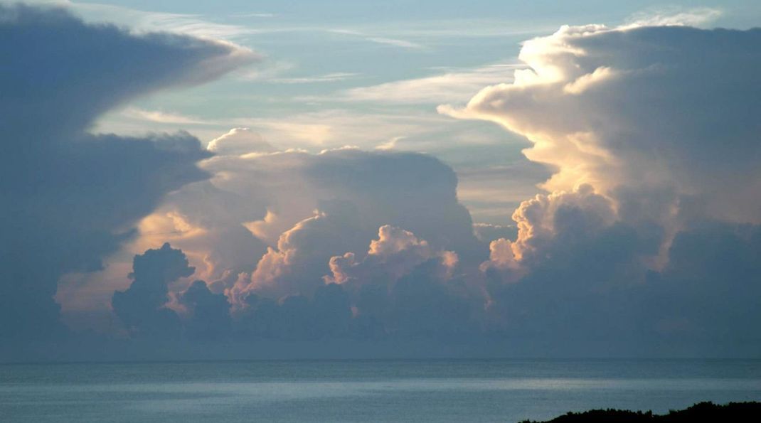 Der mächtigste Gegner der NASA in Florida: Wolkengebirge, die sich im Sommer fast täglich in der Umgebung des tropischen Startplatzes auftürmen. Das gleiche Problem hat die ESA auch an ihrem äquatorialen Weltraumbahnhof Kourou.