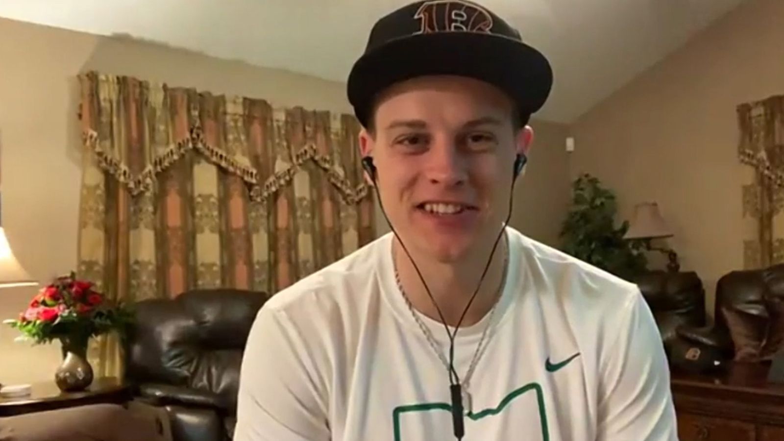 
                <strong>NFL-Draft 2020</strong><br>
                In der ersten Runde ausgewählte QuarterbacksPick 1 (Cincinnati Bengals) - Joe Burrow (Foto) -Pick 5 (Miami Dolphins) - Tua Tagovailoa - Pick 6 (Los Angeles Chargers) - Justin Herbert - Pick 26 (Green Bay Packers) - Jordan Love
              
