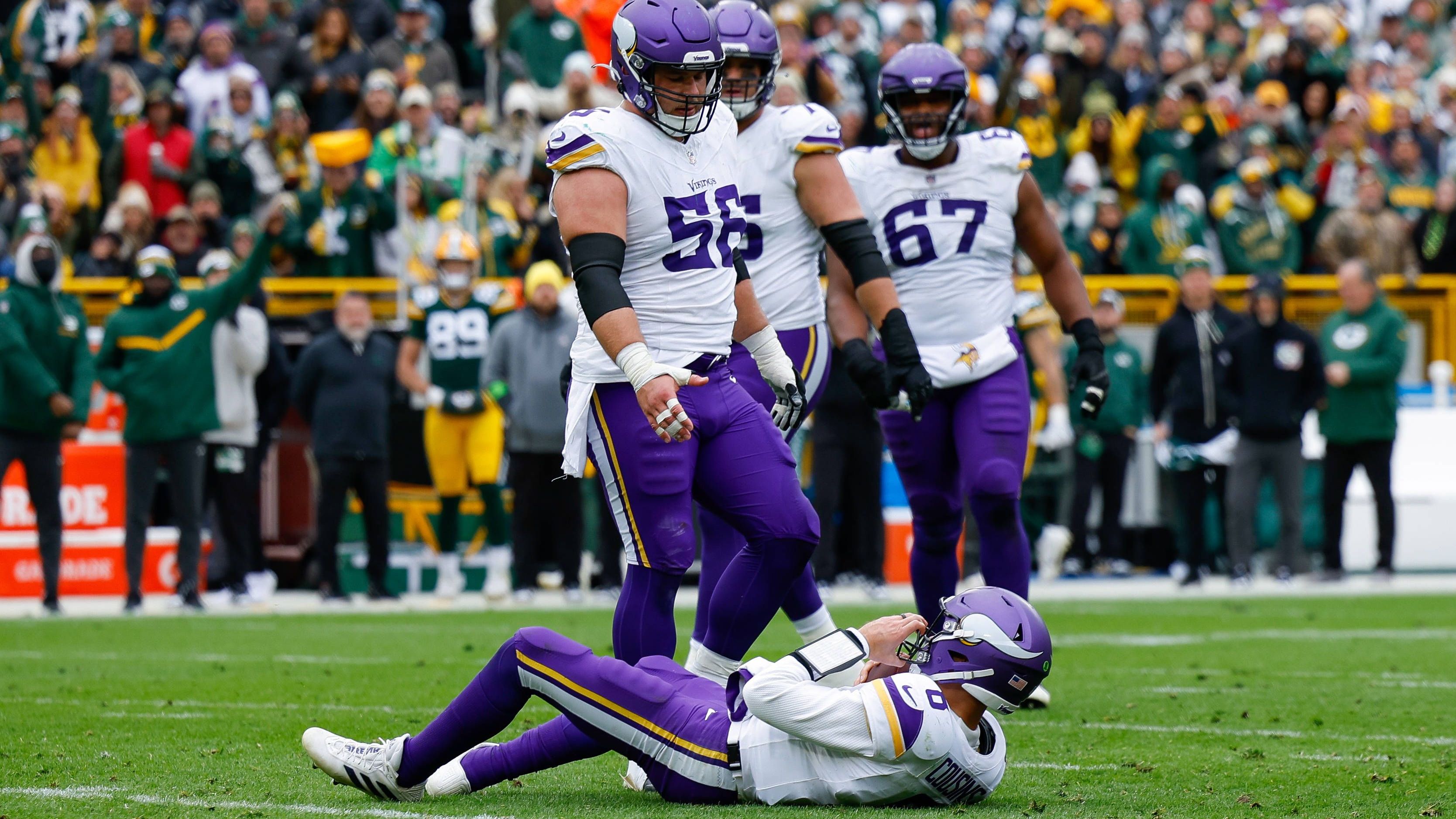 <strong>Verlierer: Minnesota Vikings</strong><br>Das alles hilft jedoch nur wenig, wenn man auf seinen Franchise Quarterback verzichten muss. Kirk Cousins riss sich die Achillessehne und wird in seinem letzten Vertragsjahr den Rest des Jahres zusehen müssen. Selbst wenn die Vikings sich irgendwie in die Postseason mogeln, viel weiter als die Wild Card Round kann es realistischerweise nicht gehen.