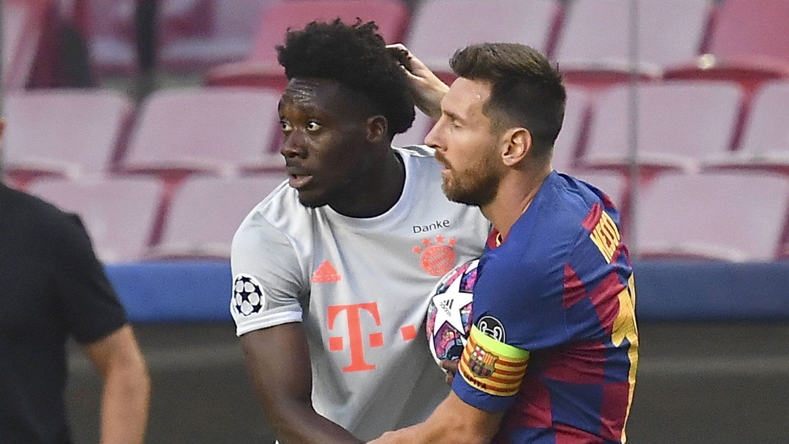 
                <strong>Alphonso Davies</strong><br>
                Verteidigt gewohnt hoch, was Barca in der Anfangsphase aber Räume gibt. Präsentiert sich gewohnt laufstark, zeigt gegen Messi aber in einigen Situationen zu viel Respekt. Im Offensivspiel in der ersten Hälfte nicht so dominant wie in den vergangenen Wochen. Nach der Pause zunehmend mit mehr Selbstvertrauen und zweikampfstärker. Kommt dadurch auch offensiv mehr zum Tragen. Sorgt für den Höhepunkt in der 63. Minute, als er auf der linken Seite sämtliche Barca-Spieler austanzt und auf Höhe der Grundlinie Kimmich im Fünfer perfekt bedient, der nur noch einschieben muss. In der 84. Minute für Hernandez ausgewechselt. Wegen des Traum-Assists ran-Note: 2
              