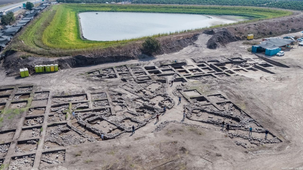 Eine Luftaufnahme zeigt die Ausgrabungsstätte En Esur. 
