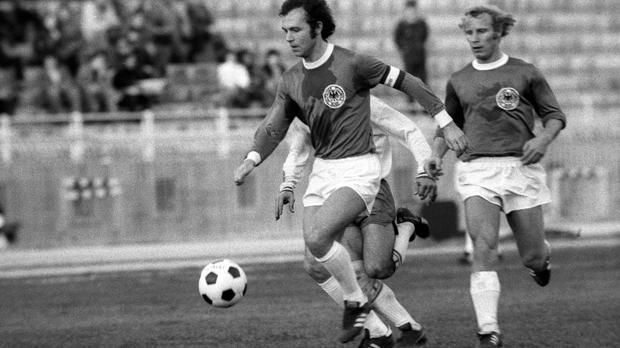 
                <strong>Franz Beckenbauer</strong><br>
                Franz Beckenbauer war zwar schon vor seinem Positionswechsel als zentraler, offensiver Mittelfeldspieler Weltklasse. In die Geschichte ging der Kaiser aber als Libero ein. Seine langen Diagonalpässe sind bis heute berühmt.
              