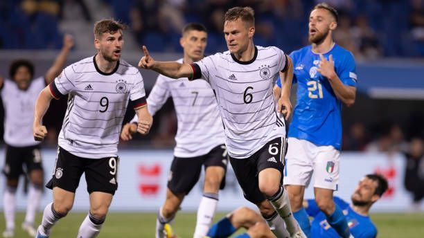 <strong>Gruppenphase bei der Nations League 2022/23</strong><br>Nations League 22/23: Am 1. Spieltag der Nations League empfängt Italien Deutschland in Bologna. Der deutschen Nationalmannschaft gelingt unter Hansi Flick ein Aufschwung, vor dem Spiel ist man neun Partien ungeschlagen. Diesen Aufschwung kann die DFB-Elf aber nur bedingt in die Nations League transportieren. In einem müden Match trennen sich die Nationen mit 1:1 durch Treffer von Lorenzo Pellegrini und Joshua Kimmich.