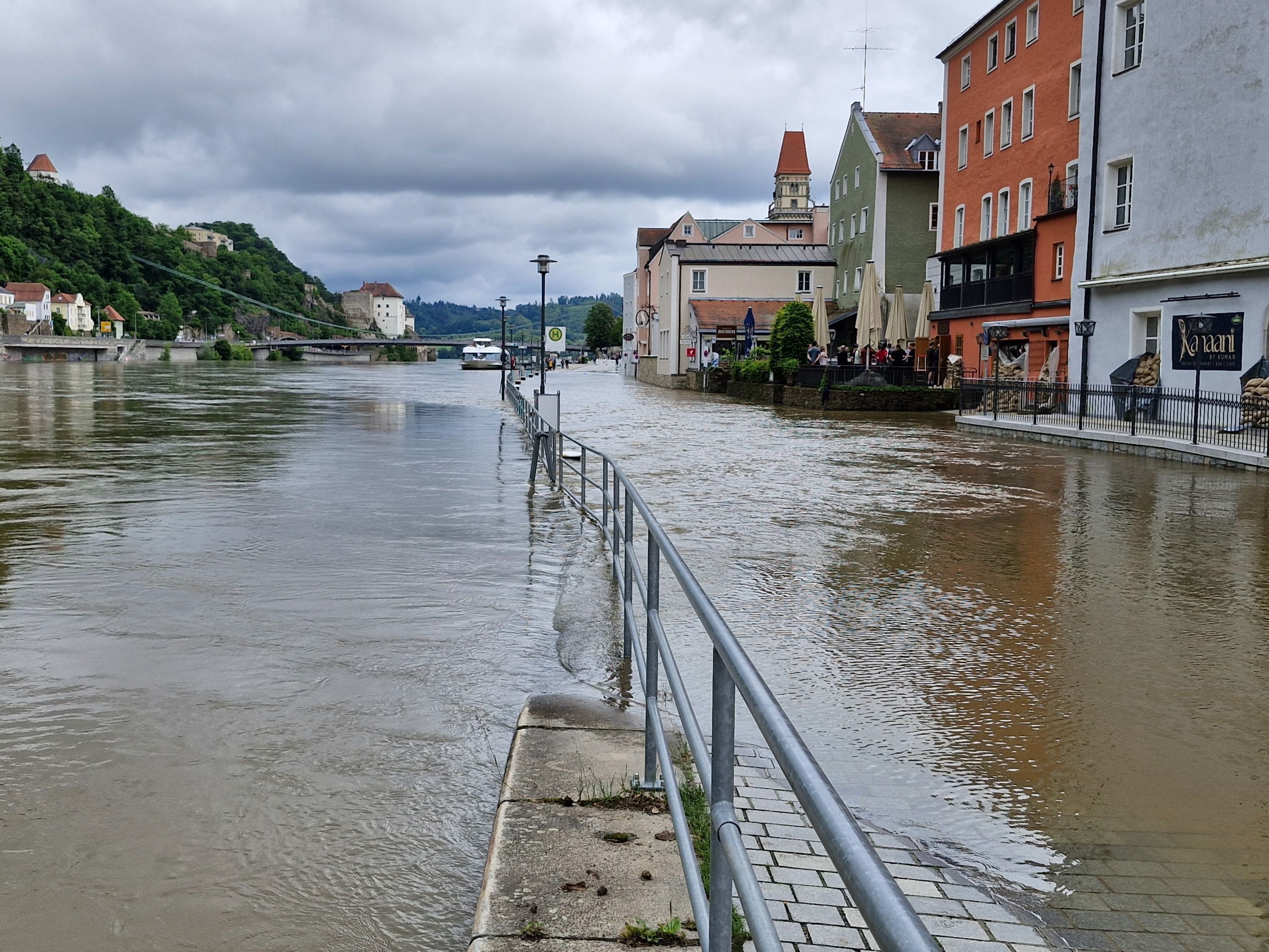 Die Drei-Flüsse-Stadt Passau in Niederbayern hat aufgrund des Starkregens ebenfalls mit erheblichem Hochwasser zu kämpfen. Der Pegelstand der Donau stieg am Sonntag auf mehr als 7,70 Meter, wie der Hochwassernachrichtendienst mitteilte. Zahlreiche Straßen und Plätze in Stadtgebiet stehen unter Wasser.