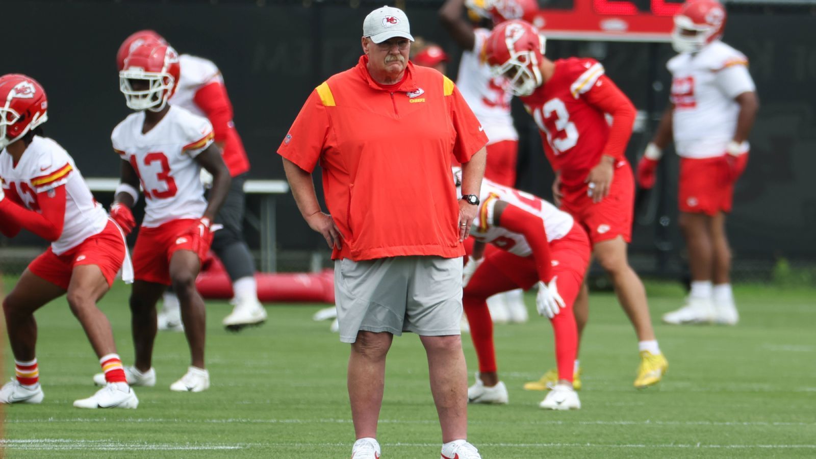 
                <strong>Platz 2: Andy Reid (Kansas City Chiefs)</strong><br>
                Es gibt offensiv wohl kaum einen kreativeren Playcaller in der NFL als Andy Reid. Logisch, er kann sich oft auf die Magie von Patrick Mahomes und das wandelnde Missmatch Travis Kelce verlassen. Allerdings muss er diese auch in die entsprechenden Positionen bringen. Das schafft der zweimalige Super-Bowl-Champion in einer unvergleichlichen Regelmäßigkeit beinahe spielend.
              