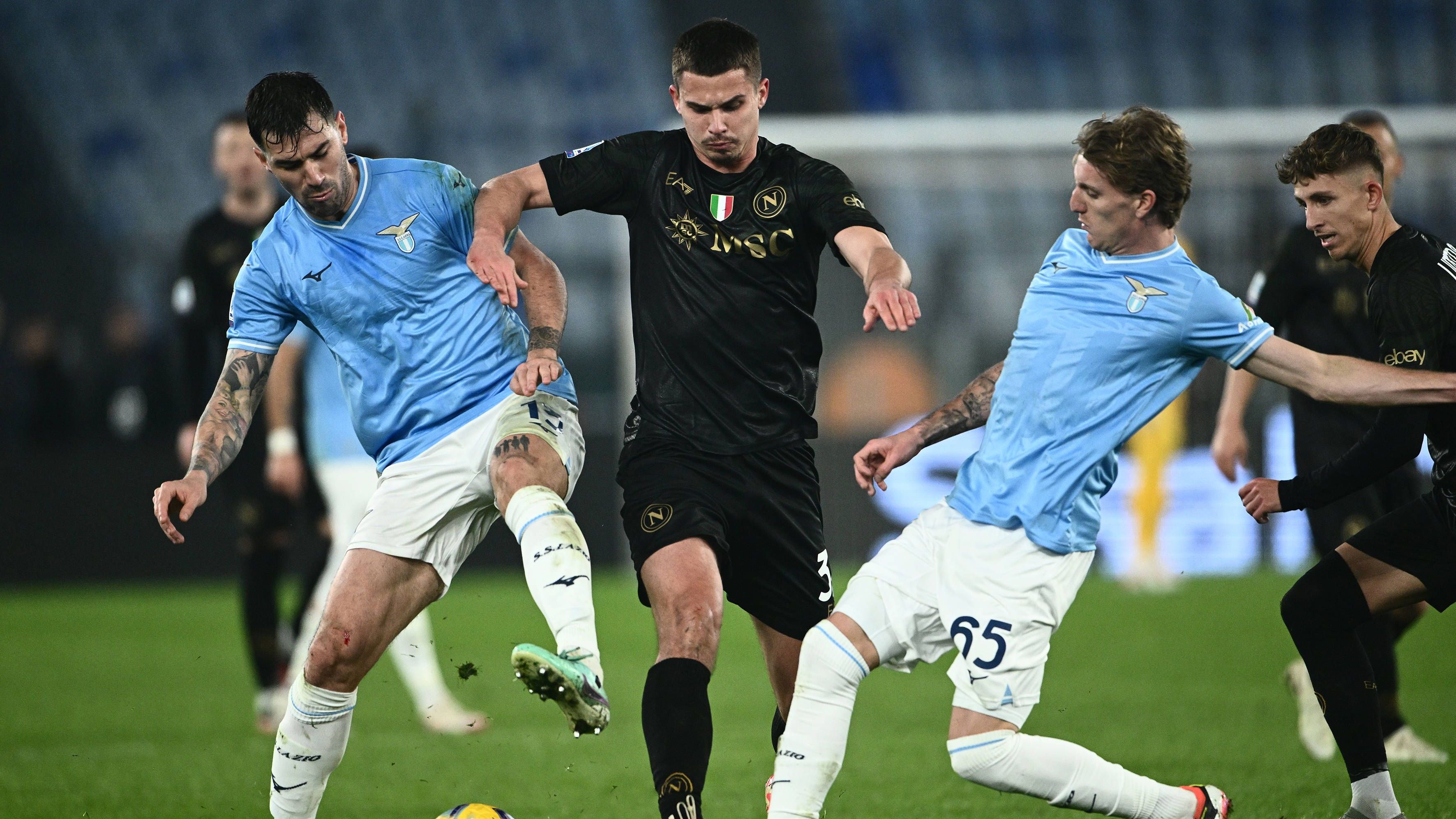 <strong>7. Bayern erwartet Abwehrbollwerk</strong><br> Den klassischen Catenaccio spielt Lazio zwar nicht. Trainer Maurizio Sarri ist eher ein Verfechter von Ballbesitz. Aber angesichts der eigenen Harmlosigkeit im Angriff und der bayerischen Offensivstärke dürften die Römer sich eher auf die Defensivarbeit konzentrieren.