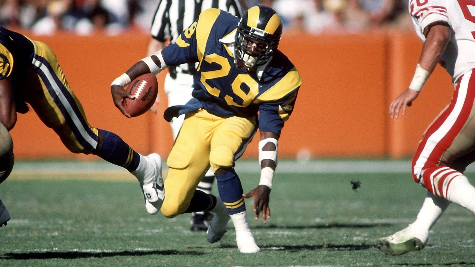 
                <strong>Los Angeles Rams: Eric Dickerson</strong><br>
                &#x2022; Rushing Yards: 2.105<br>&#x2022; Saison: 1984<br>Dieser Rekord ist nicht nur der Rams-Rekord, er ist vielmehr der NFL-Rekord. Kein Spieler in der NFL-Historie hat bislang mehr Rushing Yards in einer Saison erzielt.
              