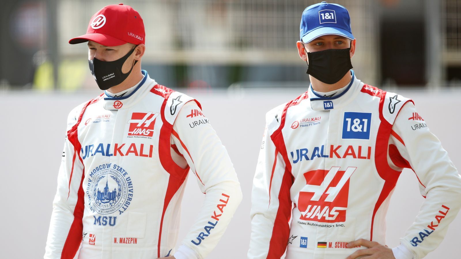 
                <strong>"Will er uns umbringen?" Baku-Skandal um Mazepin </strong><br>
                Das neueste Kapitel in der Skandal-Akte von Nikita Mazepin wurde zuletzt in Baku geschrieben. Bei einem Überhol-Manöver seines Haas-Teamkollegen Mick Schumacher (re.) auf einer langen Geraden, zuckte Mazepin zur Seite und riskierte einen Zusammenstoß. Schumacher geriet im Boxenfunk in Rage und fragte frustiert: "Will er uns umbringen?" Nun droht Mazepin für diesen Vorfall eine Rennsperre. Michael Masi, Rennleiter in Baku, kündigte laut Informationen von "Sky" an, die Aktion zu prüfen. "Ich finde das gefährlich und inakzeptabel. Für mich ist das eine klare Strafe. So etwas darf keine Schule machen, dieses Zucken bei 350 Kilometern pro Stunde. Das geht gar nicht", analysierte Micks Onkel und Ex-Formel-1-Pilot Ralf Schumacher in seiner Kolumne bei "Sky". 
              