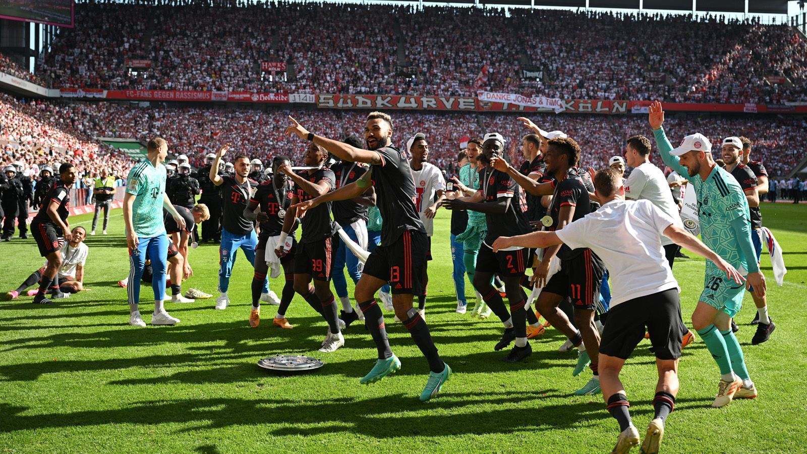 
                <strong>Mannschaft jubelt</strong><br>
                Nach einer sehr durchwachsenen Saison und einem Trainerwechsel, der nicht jedem Spieler geschmeckt hatte, ist die Freude über die Meisterschaft besonders groß.
              