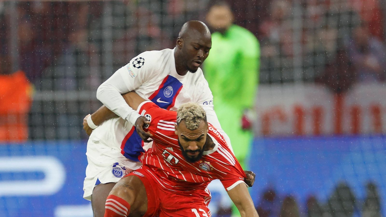 
                <strong>Danilo Pereira (Paris St. Germain)</strong><br>
                Der Portugiese agiert rechts in der Dreierkette. Zu spät bei Musialas Großchance (32.), blockt ihn dafür zehn Minuten später in letzter Sekunde. Rettet auch kurz nach der Pause gegen Choupo-Moting (51.) und zeigt eine solide Vorstellung. ran-Note: 3
              