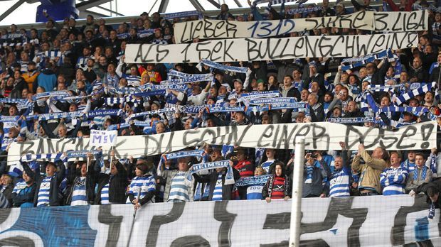 
                <strong>Duisburg</strong><br>
                Die Fans des MSV Duisburg spielen laut eigener Aussage lieber 1312 Jahre in der 3. Liga als eine Sekunde ein Bullenschwein zu sein. Und "Rangnick du Sohn einer Dose" ist noch nicht einmal eine Beleidigung.
              