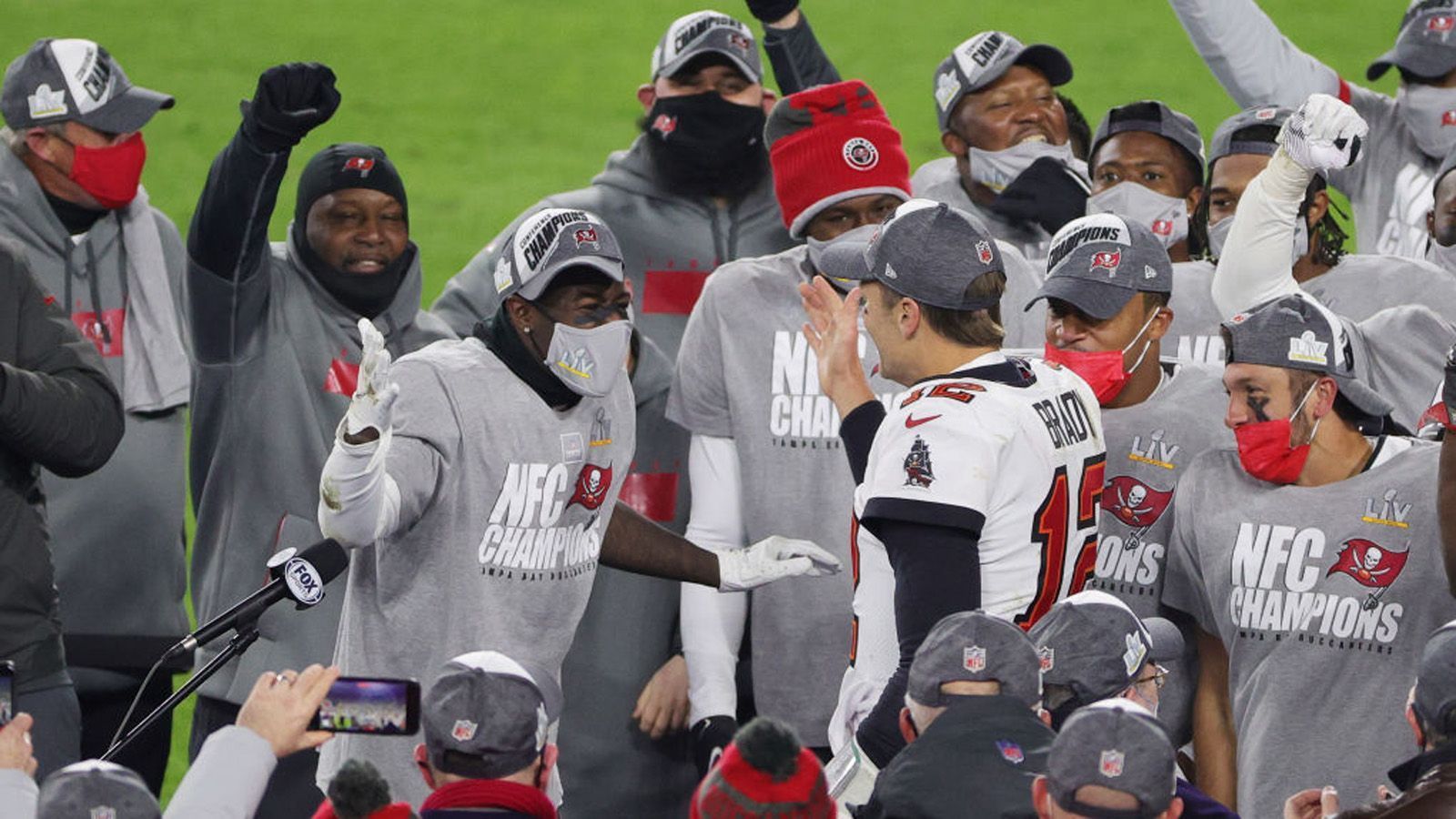 
                <strong>Tampa Bay Buccaneers spielen als erstes Team den Super Bowl daheim</strong><br>
                Die Tampa Bay Buccaneers sind das erste Team der Super Bowl Ära (seit der Saison 1970), das das Finale im eigenen Stadion ausspielen wird. Zuvor gelang es lediglich acht Gastgebern, sich überhaupt für die Playoffs zu qualifizieren. Die Minnesota Vikings kamen dem in der Saison 2017 noch am nähsten, als sie als Super-Bowl-Gastgeber zumindest das Conference-Championship-Game erreichten. Nun hat Tampa Bay noch einen draufgesetzt. ran.de nennt weitere Fakten und Rekorde rund um das NFC-Championship-Game.
              