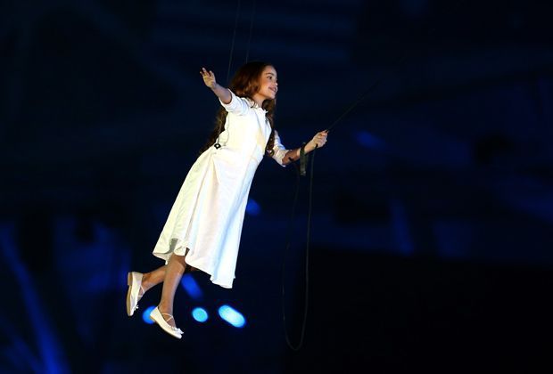 
                <strong>Fliegendes Mädchen</strong><br>
                Die Hauptrolle bei der Zeremonie spielt ein elfjähriges Mädchen. Liza Temnikowa "fliegt" an einem Seil befestigt durch das weite Rund.
              