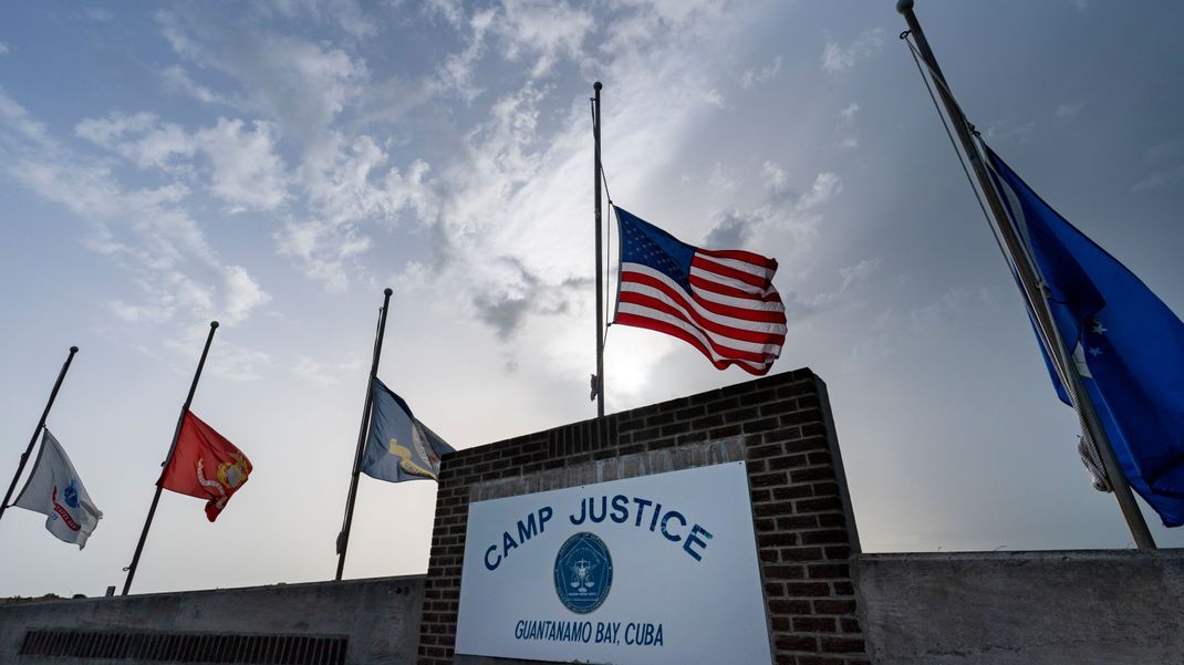 Im US-Gefangenenlager Guantánamo auf Kuba sind mehr als zwei Jahrzehnte nach den Anschlägen vom 11. September noch 34 Häftlinge untergebracht. Das teilte das Verteidigungsministerium am Donnerstag in Washington mit, nachdem ein Inhaftierter aus Pakistan in das mittelamerikanische Land Belize transferiert wurde.